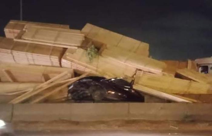 اليوم السابع| انقلاب أخشاب محملة على سيارة نقل ثقيل بكوبرى العامرية