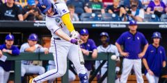 LSU لوحات ثلاثة أشواط في التاسع ، تجعل من نهائيات MCWS