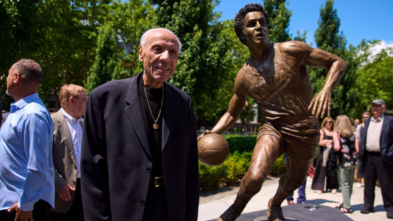 قاعة Famer Wilkens مع تمثال في سياتل