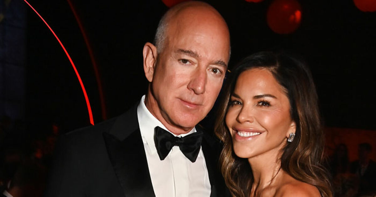Jeff Bezos يذهل المشجعين بالتخلي عن الأصلع المميز للتوقيع بعد أسابيع فقط من الزواج من لورين سانشيز