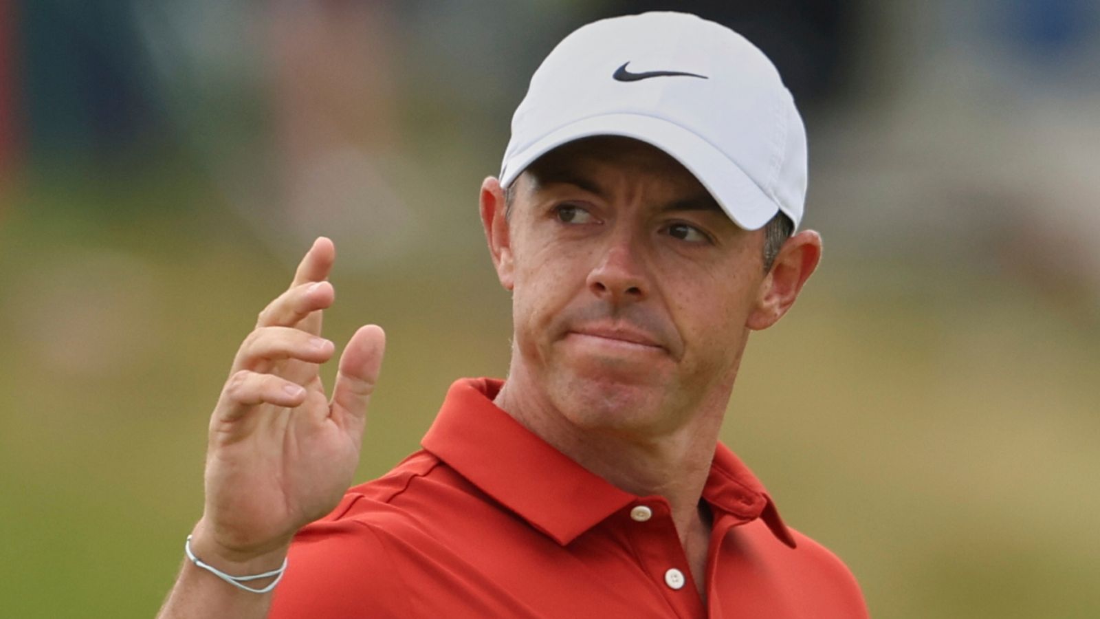McIlroy ينحدر من الحشد "المذهل" ويحافظ على "نصف فرصة" للمجد الكبير