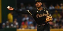 Reds تحصل على Gold Glove 3B Hayes من القراصنة