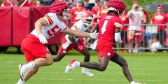 آخر الأخبار ، الطنانة من جميع المعسكرات التدريبية الـ 32: يرى الرؤساء اتصالات Mahomes-Rice الفورية