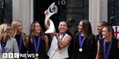 رحبت الأسود بالمنزل من قبل المشجعين Jubilant بعد فوز Euro 2025