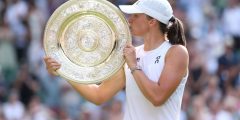 يفوز Swiatek بلقب Wimbledon في العرض المهيمن