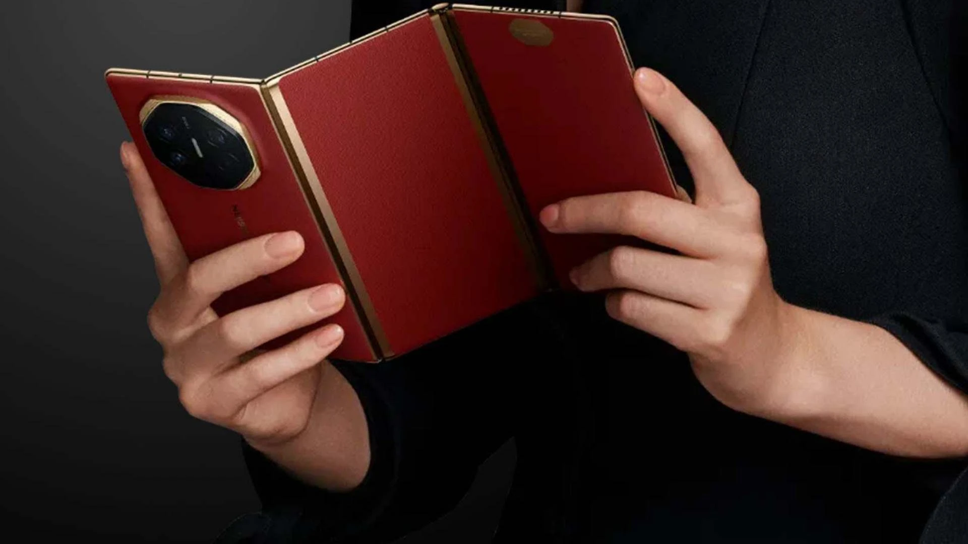 Huawei تكشف عن هاتفها ثلاثي الطي Mate XTs متفوقة على Samsung