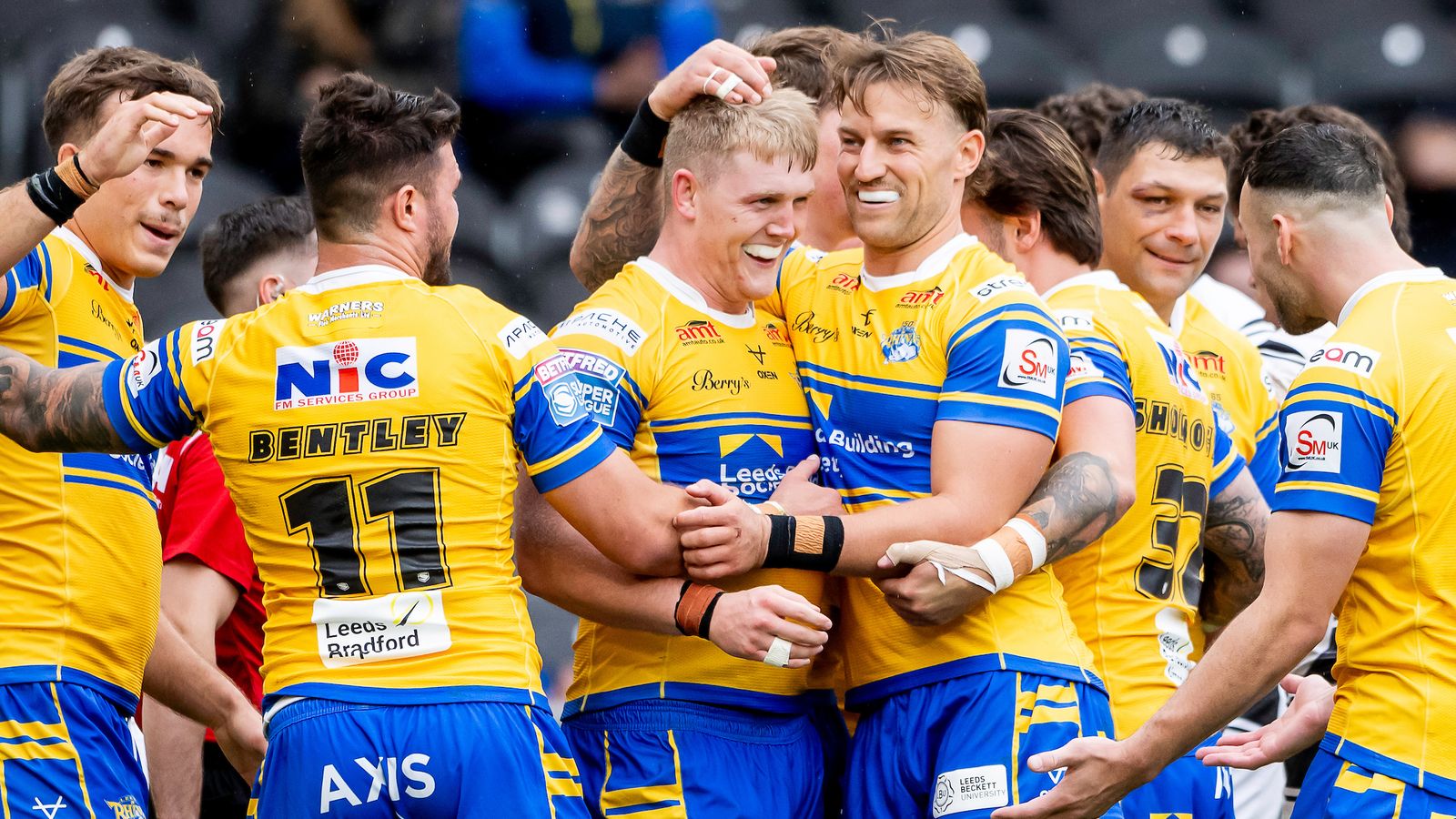 Leeds Rhinos ، Wigan Warriors ، Wakefield التقاط فوز دوري المهيمن المهيمن