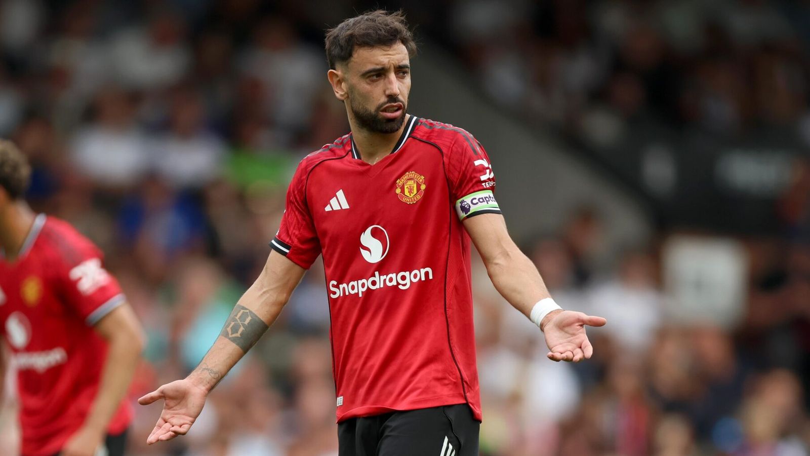 Neville: عرض عرض Man UTD ، فهي بحاجة إلى توقيع خط الوسط