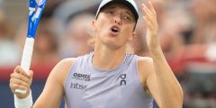 Tauson يزعج Wimbledon بطل Swiatek بينما يضيء أوساكا في مونتريال