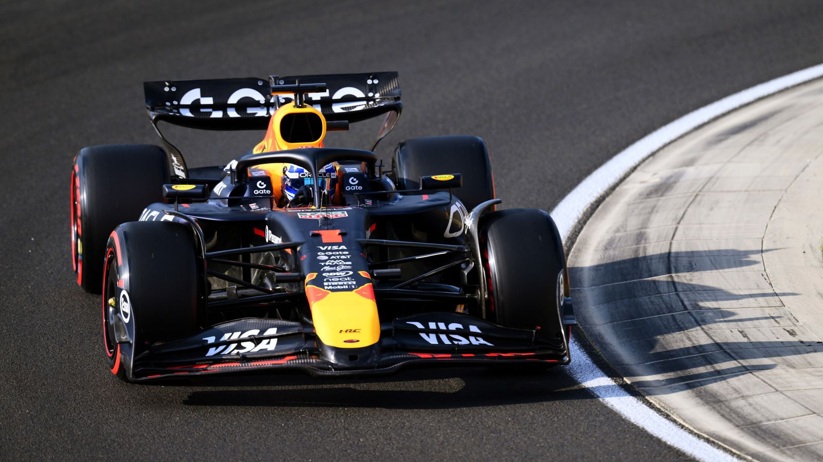 Verstappen يتجنب عقوبة الحادث الغريب