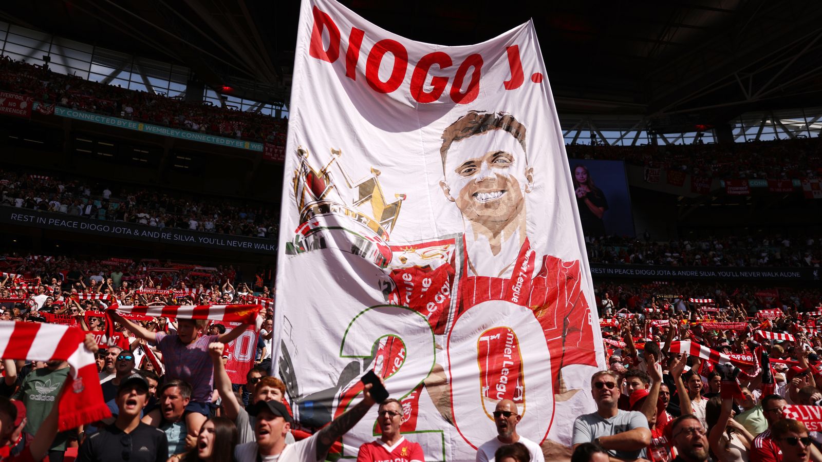 "تصرف مثل الشخص الذي كان Diogo" - تحية Slot قبل المباراة الافتتاحية العاطفية Anfield