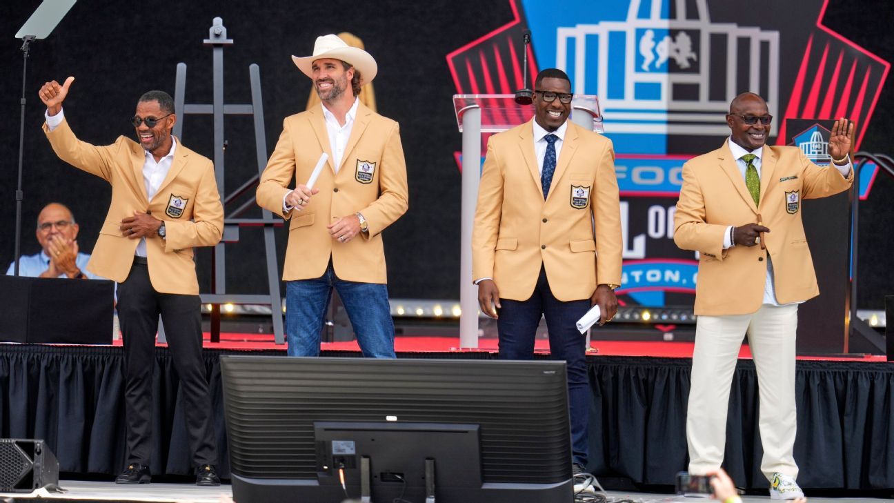 كرة القدم Pro Hof يرحب Sharpe ، ثلاثة آخرين