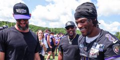 يقدم Michael Phelps دروسًا في السباحة في معسكر Ravens التدريبي
