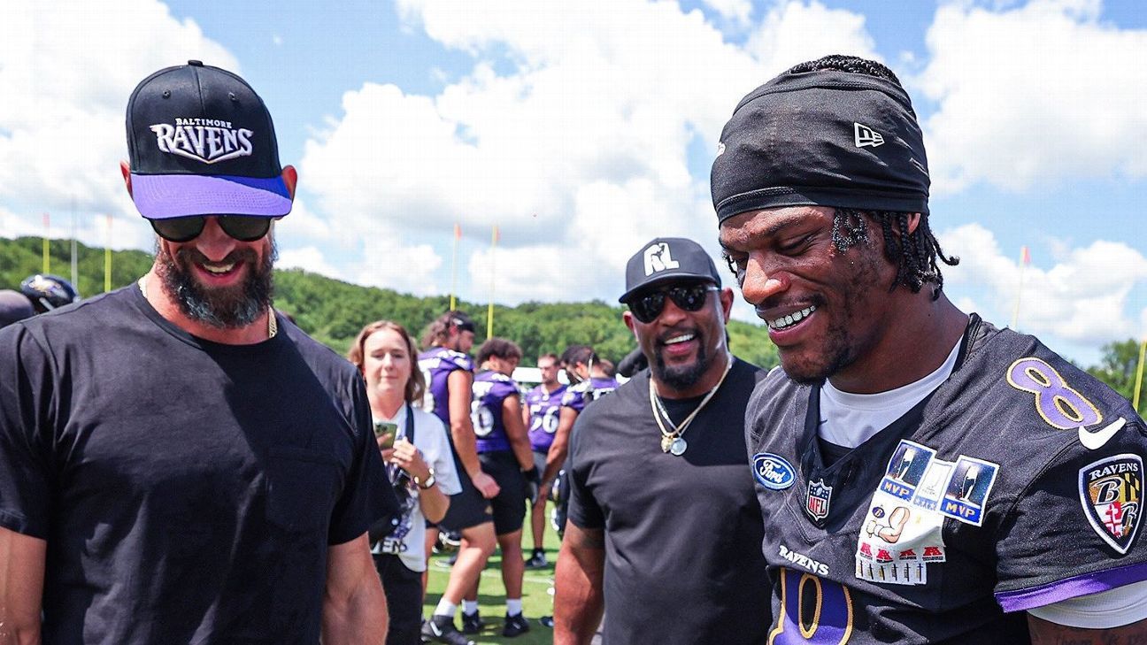 يقدم Michael Phelps دروسًا في السباحة في معسكر Ravens التدريبي