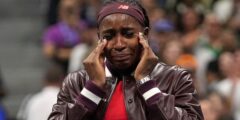 يمسح Gauff الدموع ولكنه يفوز مرة أخرى علينا مفتوحة على الرغم من تقديم مشاكل