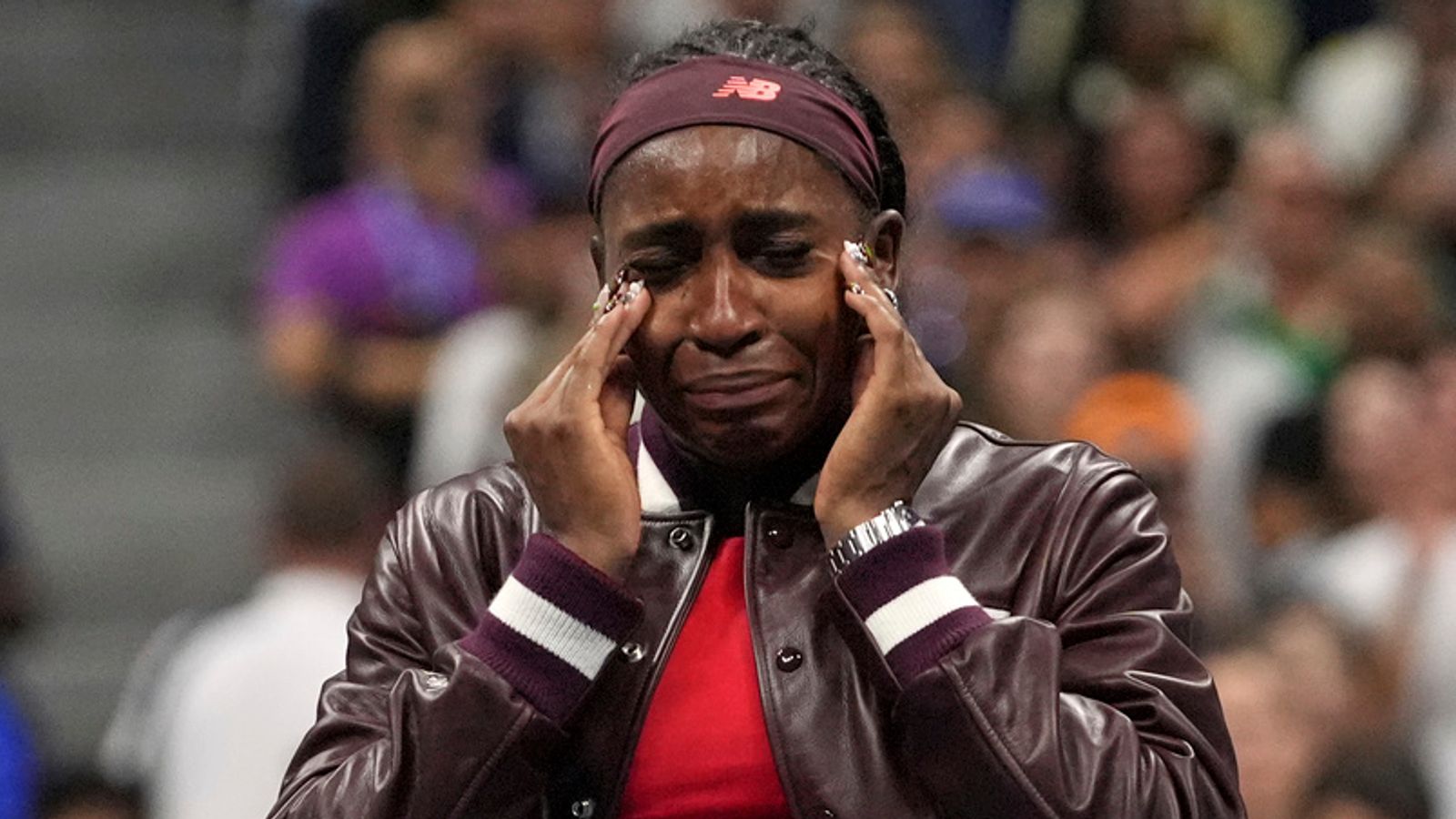 يمسح Gauff الدموع ولكنه يفوز مرة أخرى علينا مفتوحة على الرغم من تقديم مشاكل