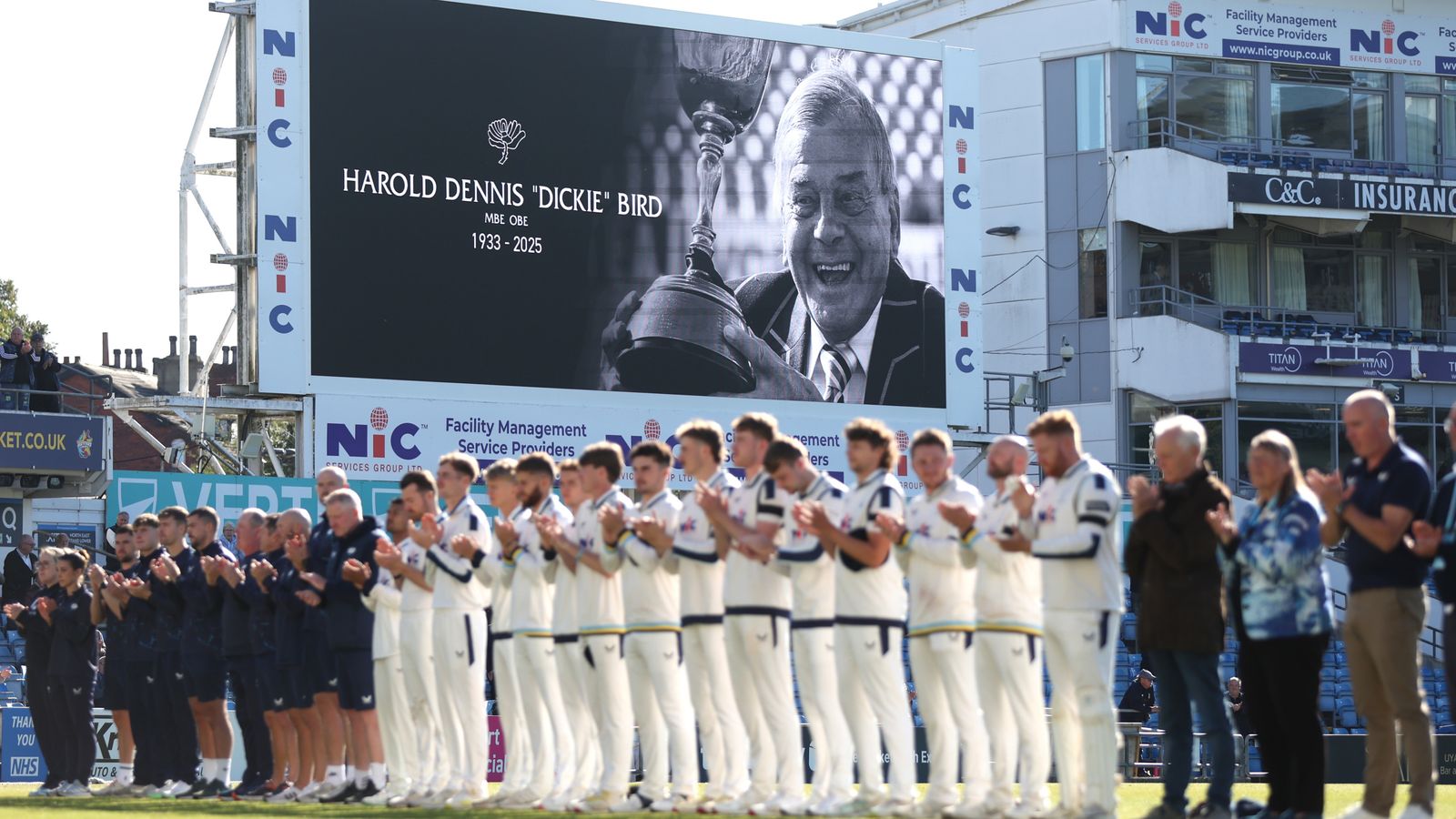 Notts on Verge of County Championship لقب Cricket يشيد بالطيور