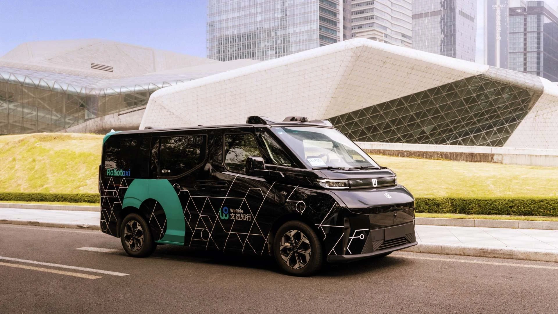 WeRide الصينية تطلق أول خدمة Robotaxi تجارية بدون سائق على مدار الساعة