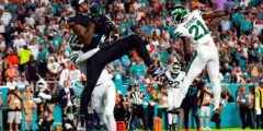 تسير جريمة الدلافين ، لكن إصابة في الركبة في Tyreek Hill في الفوز بالفوز على الطائرات