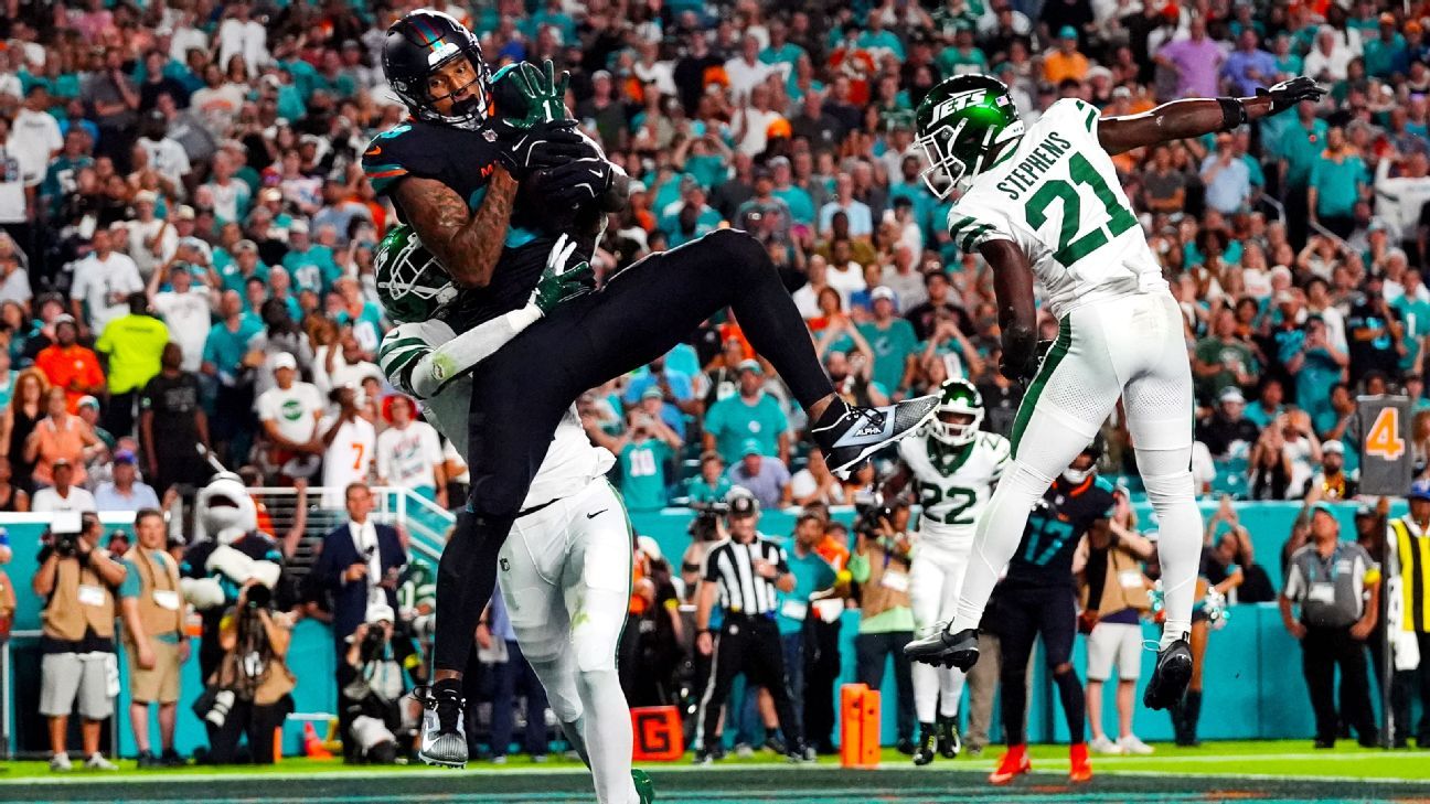 تسير جريمة الدلافين ، لكن إصابة في الركبة في Tyreek Hill في الفوز بالفوز على الطائرات