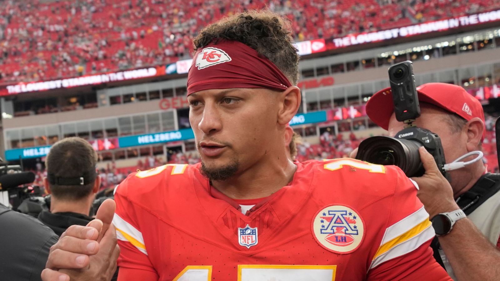 ما هو الخطأ في الزعماء؟ "لقد حولوا Mahomes إلى مدير لعبة"