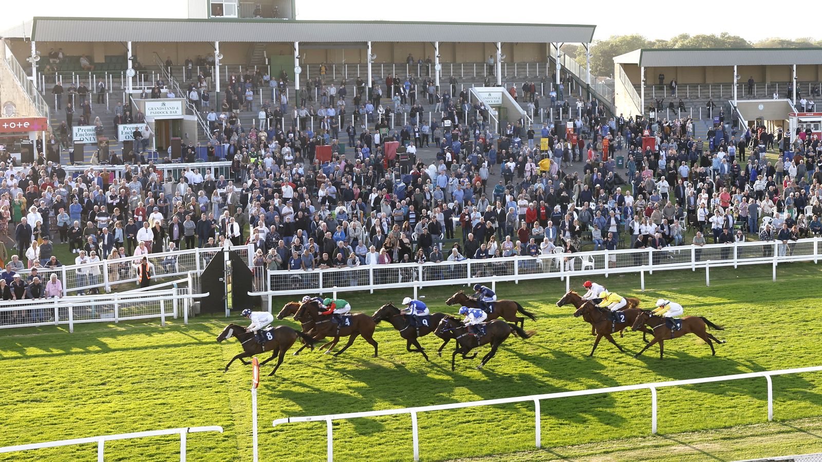ميزة Yarmouth و Uttoxeter و Wolverhampton يوم الثلاثاء المزدحمة