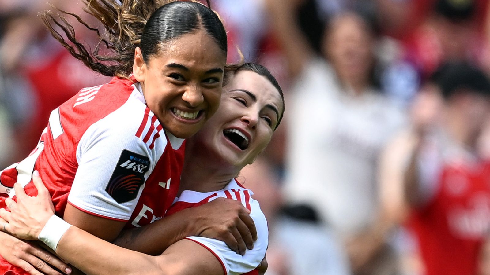 يعلن سميث وصوله بأسلوبه باسم Man Utd Trio Shine - WSL نقاط نقاش