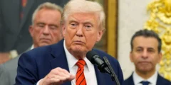 عندما يغضب ترامب: فرض رسوم جمركية 100⁒ على الصين!