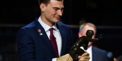 QB Mendoza أول Hoosier يفوز بكأس Heisman