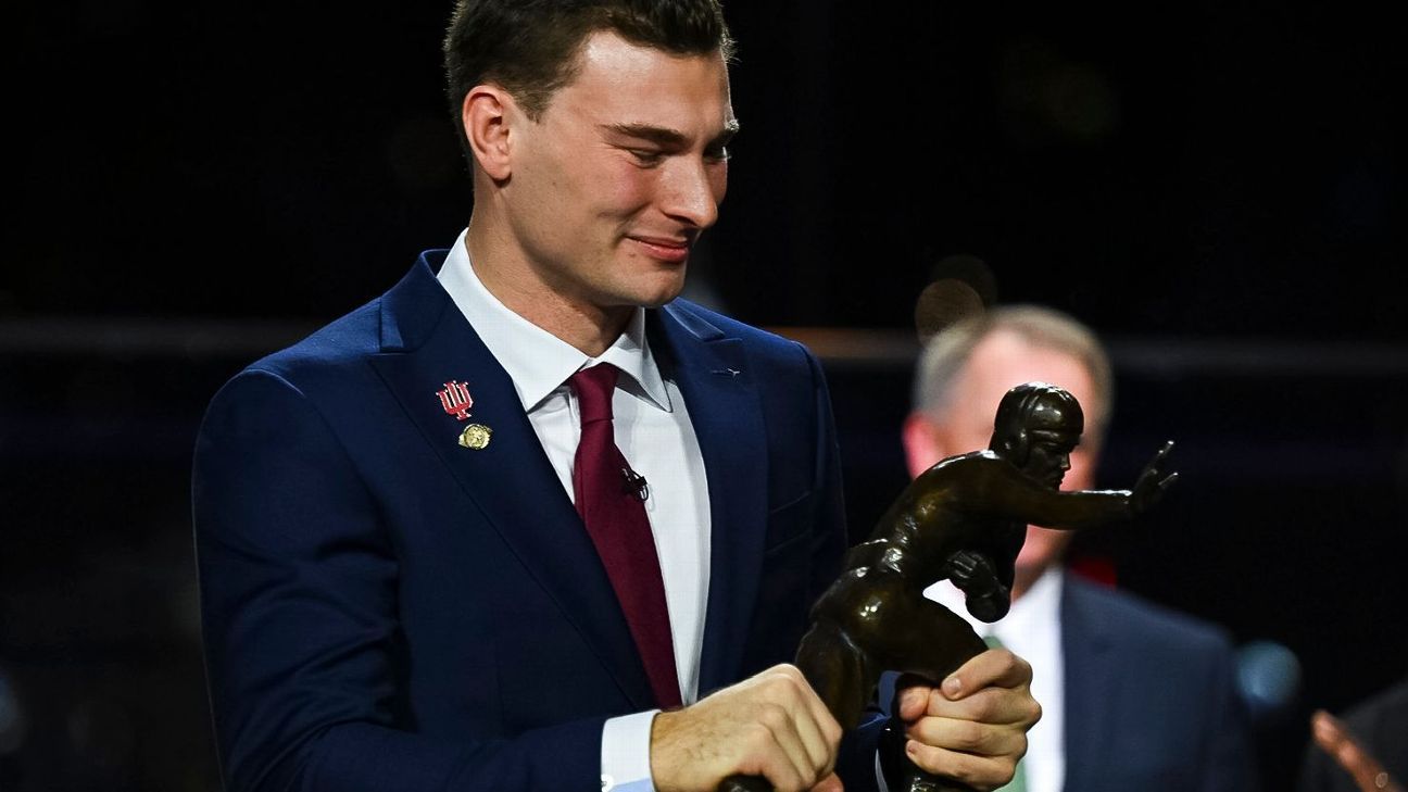 QB Mendoza أول Hoosier يفوز بكأس Heisman