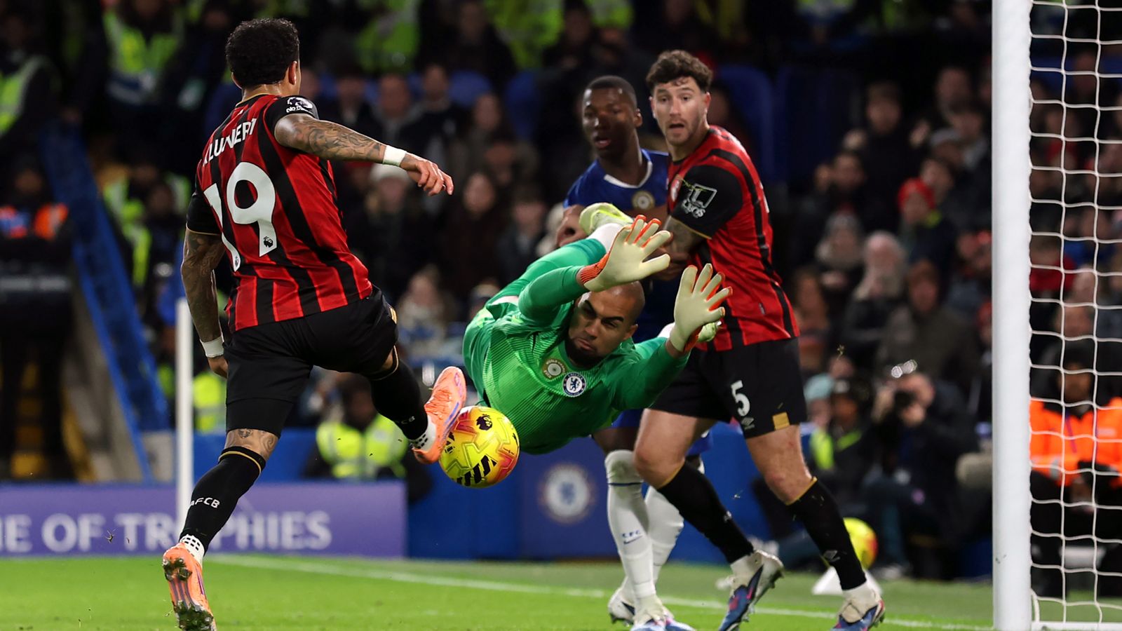 أطلقت ماريسكا صيحات الاستهجان بينما فرض بورنموث التعادل الفوضوي على تشيلسي