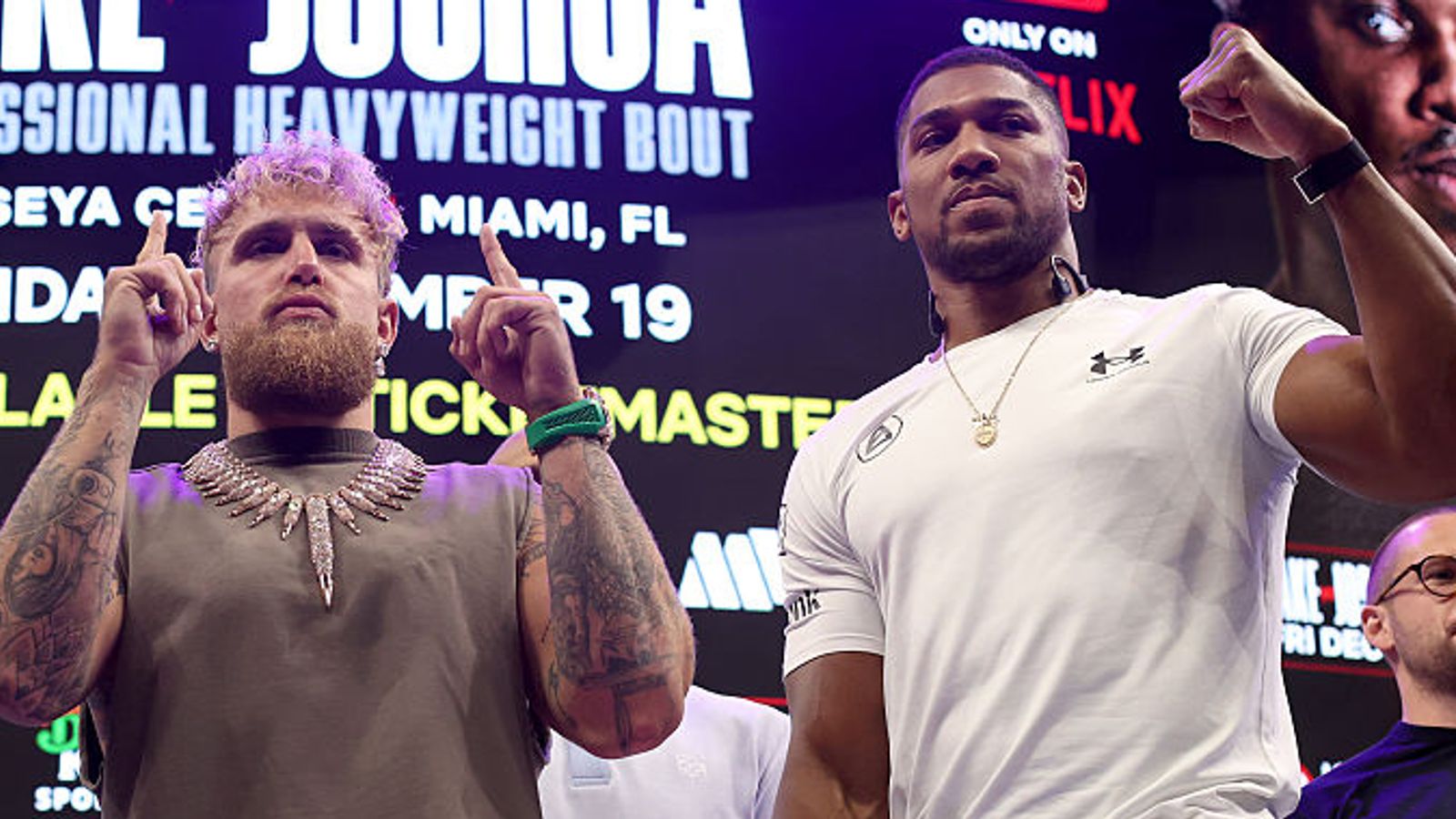 أكثر نوبات الملاكمة غرابة: مصارعون، مرشحون للرئاسة، خمسة رجال؟!