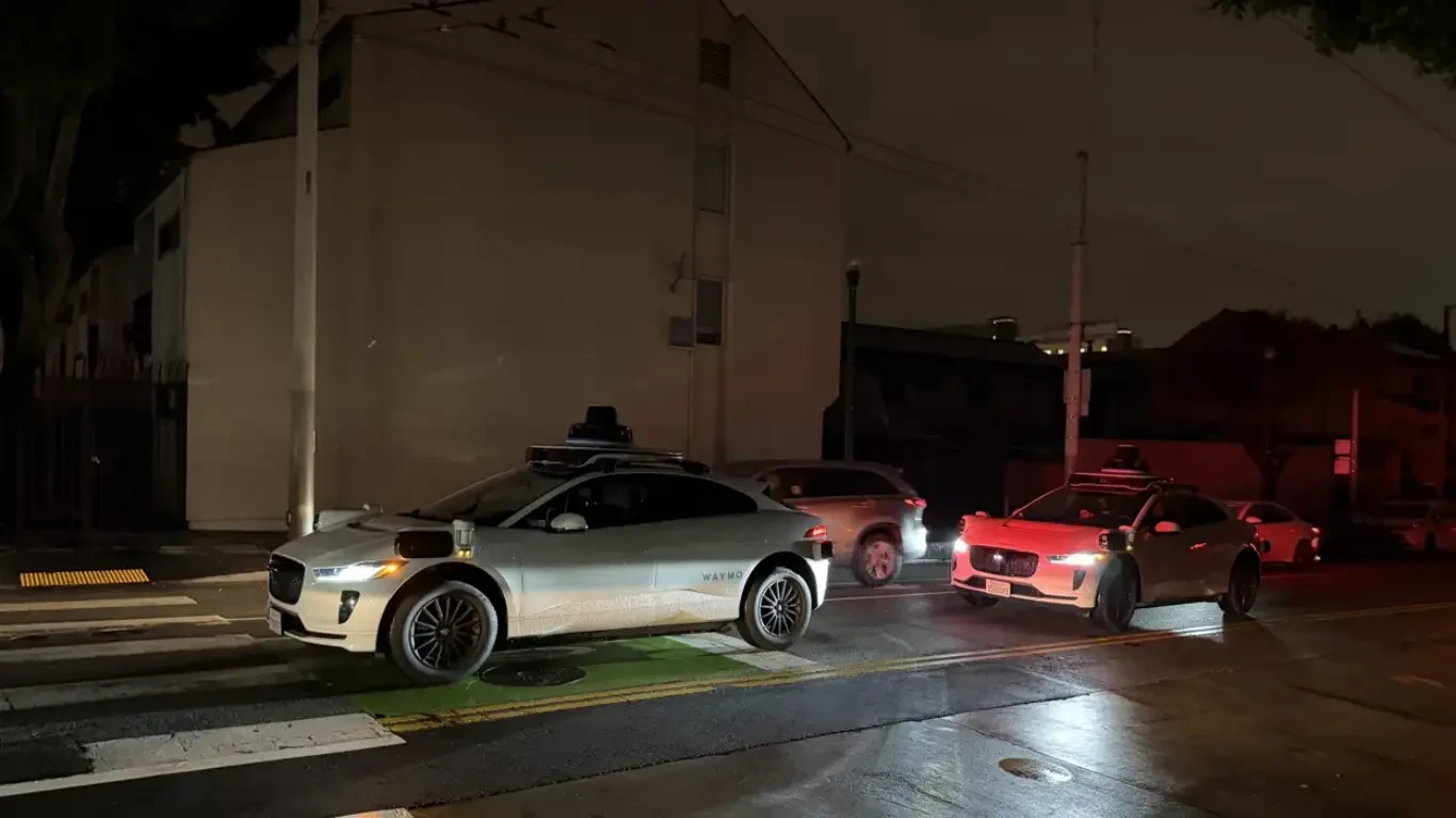 توقف سيارات وايمو الذاتية القيادة خلال انقطاع الكهرباء يربك المرور!