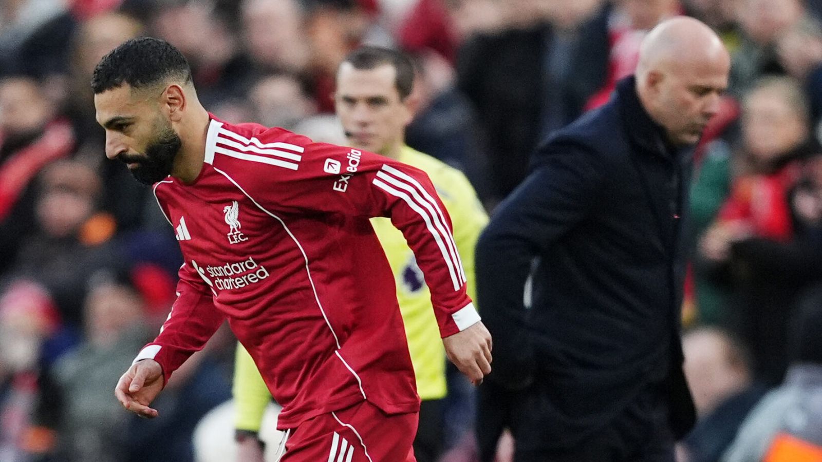 سلوت: ليس لدي مشكلة لأحلها مع صلاح الآن