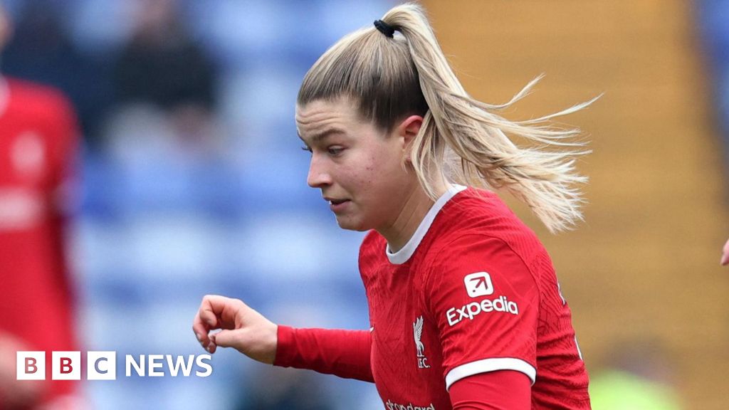 أرسل Stalker صور الملابس الداخلية إلى لاعب خط وسط ليفربول Hobinger