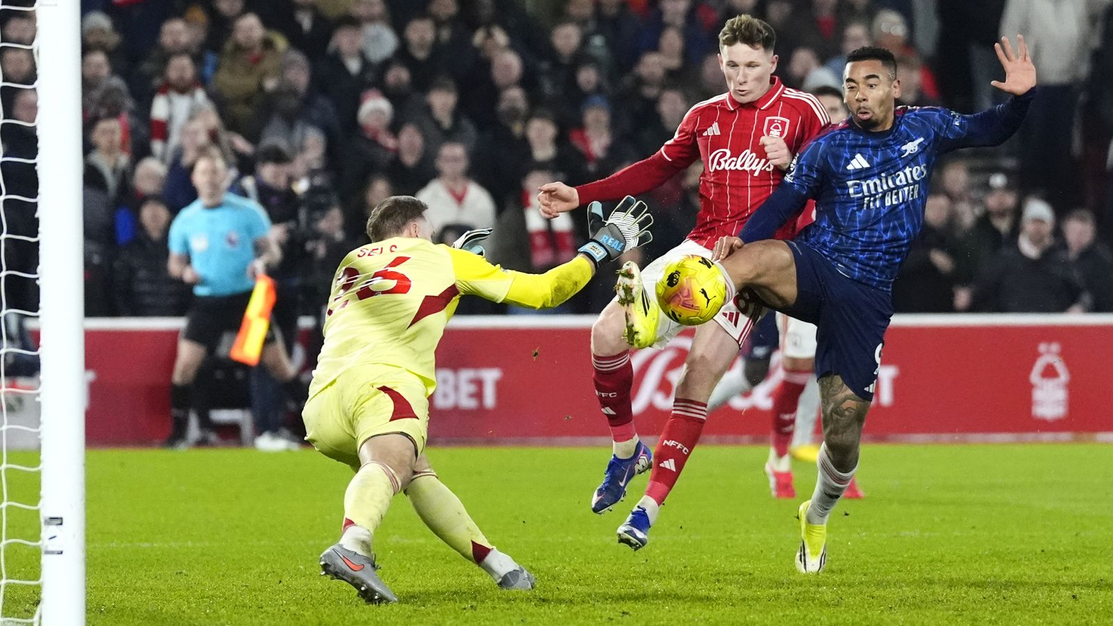 أهدر أرسنال فرصة الفارق بتسع نقاط أمام فورست العنيد