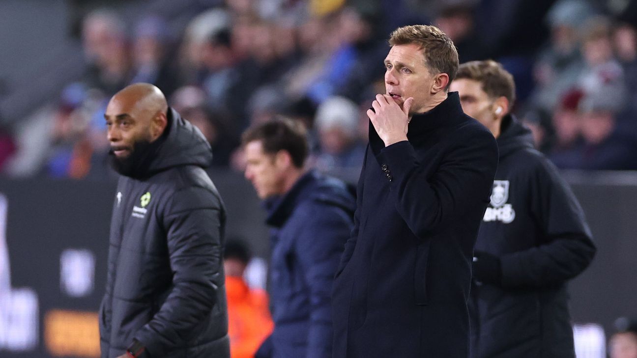 بداية جديدة أم العودة إلى المربع الأول؟ وفي كلتا الحالتين، مانشستر يونايتد ليس مملًا أبدًا