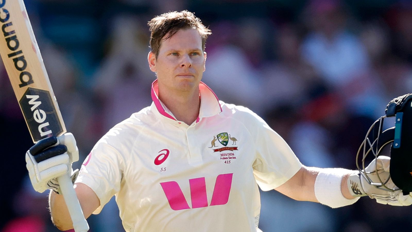 تكدح إنجلترا في سيدني حيث ضرب سميث وهيد المئات لأستراليا