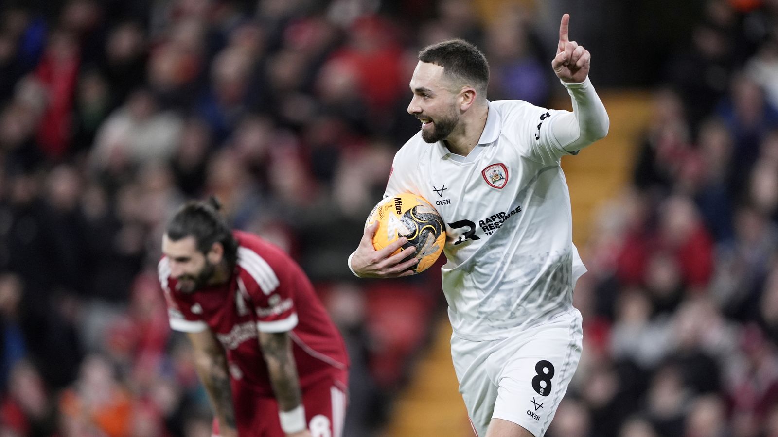 "غير محترم" - مدرب بارنسلي غير سعيد بخطأ زوبوسزلاي في الهدف