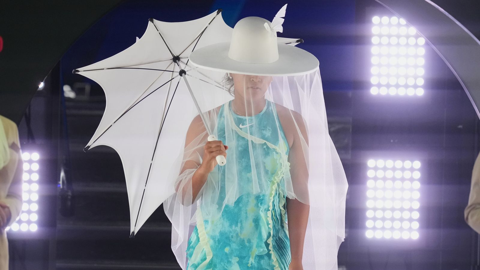 "لن يحصلوا عليها أبدًا" - أوساكا ترد على انتقادات الزي "اللاطبقي".