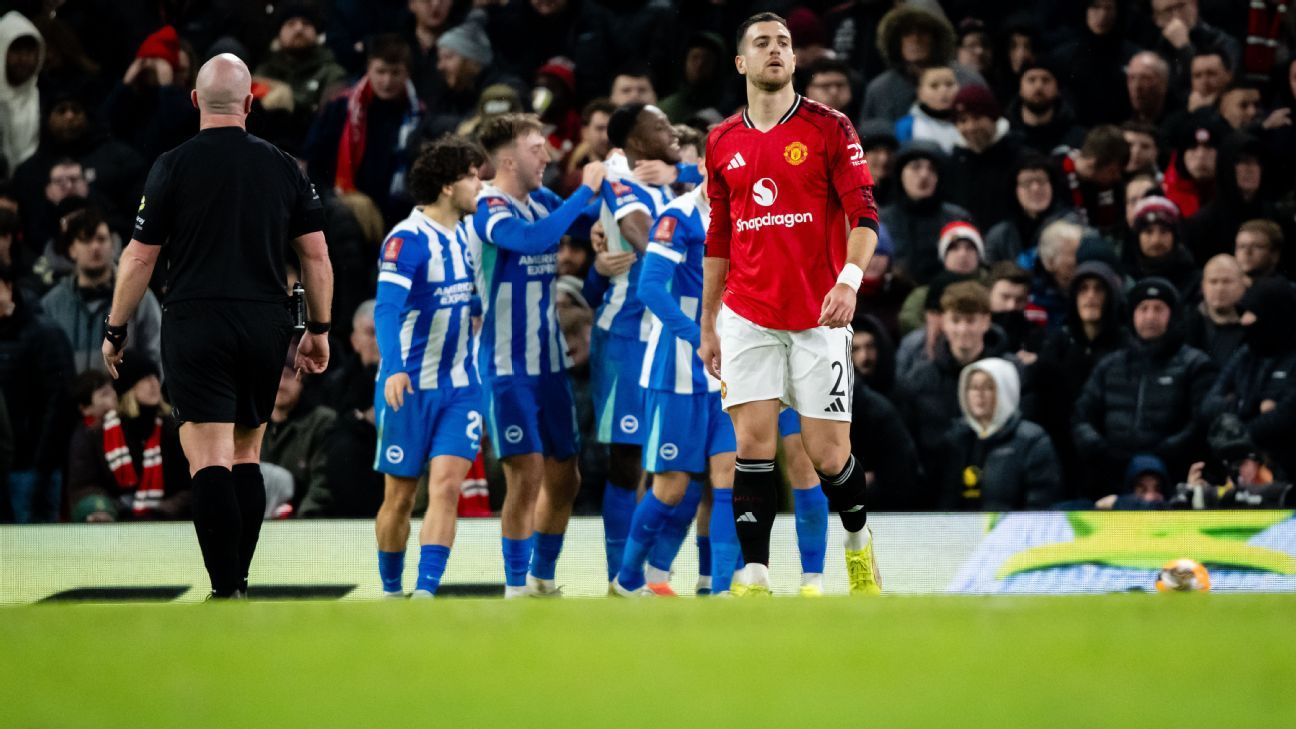 مع عدم وجود مدرب، يواصل مانشستر يونايتد الهبوط إلى مستويات منخفضة جديدة