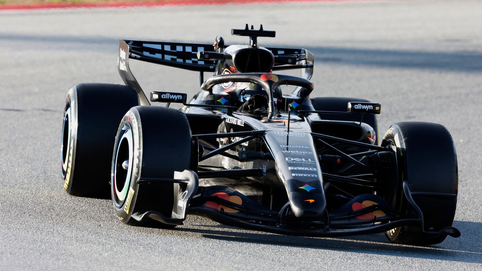 نوريس يظهر لأول مرة في سيارة ماكلارين 2026 مع استمرار مرسيدس في إثارة الإعجاب في برشلونة