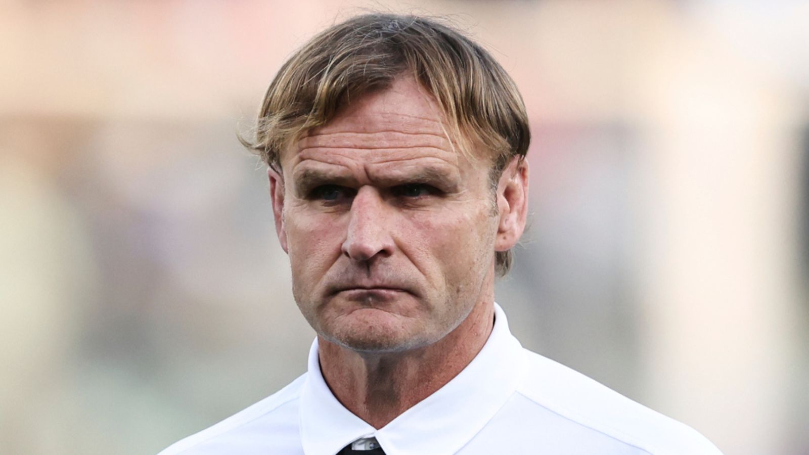 نيوزيلندا تقيل مدربها روبرتسون