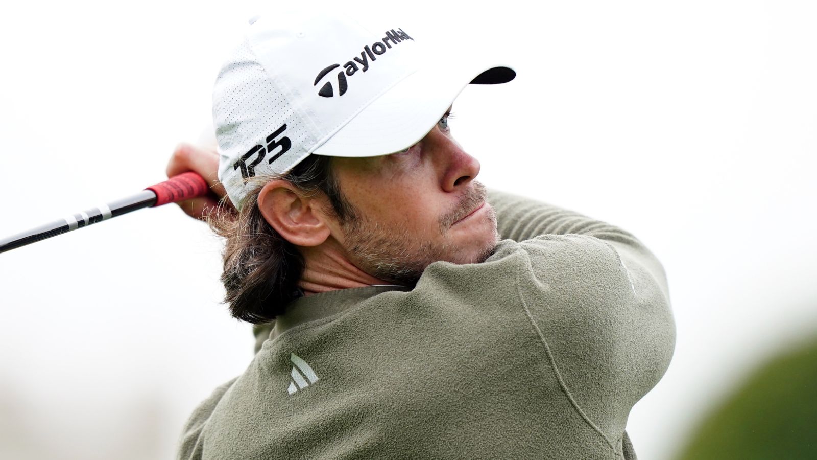 يتفوق فريق إنجلترا بفارق ضئيل على فريق العالم في Reignwood Icons of Football