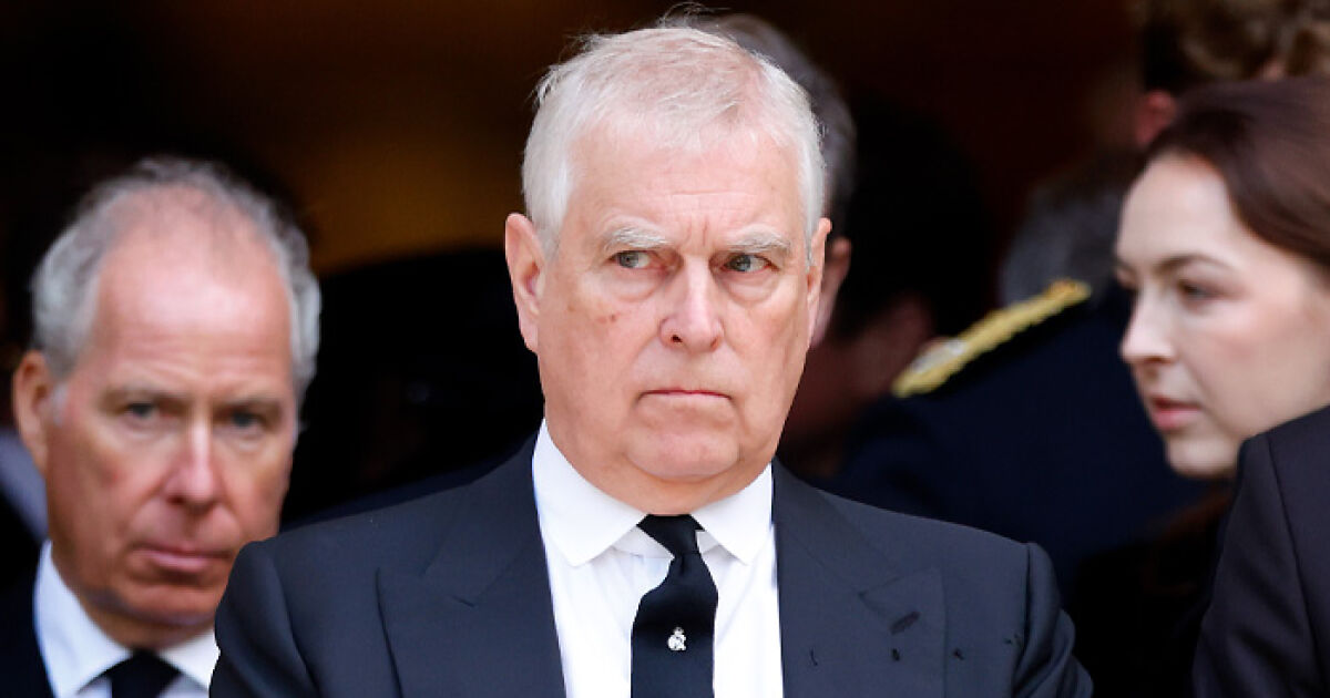 "يجب أن يكون في السجن": الكاتب الملكي يكشف عن البلد الذي سينتقل إليه الأمير أندرو بعد الإخلاء