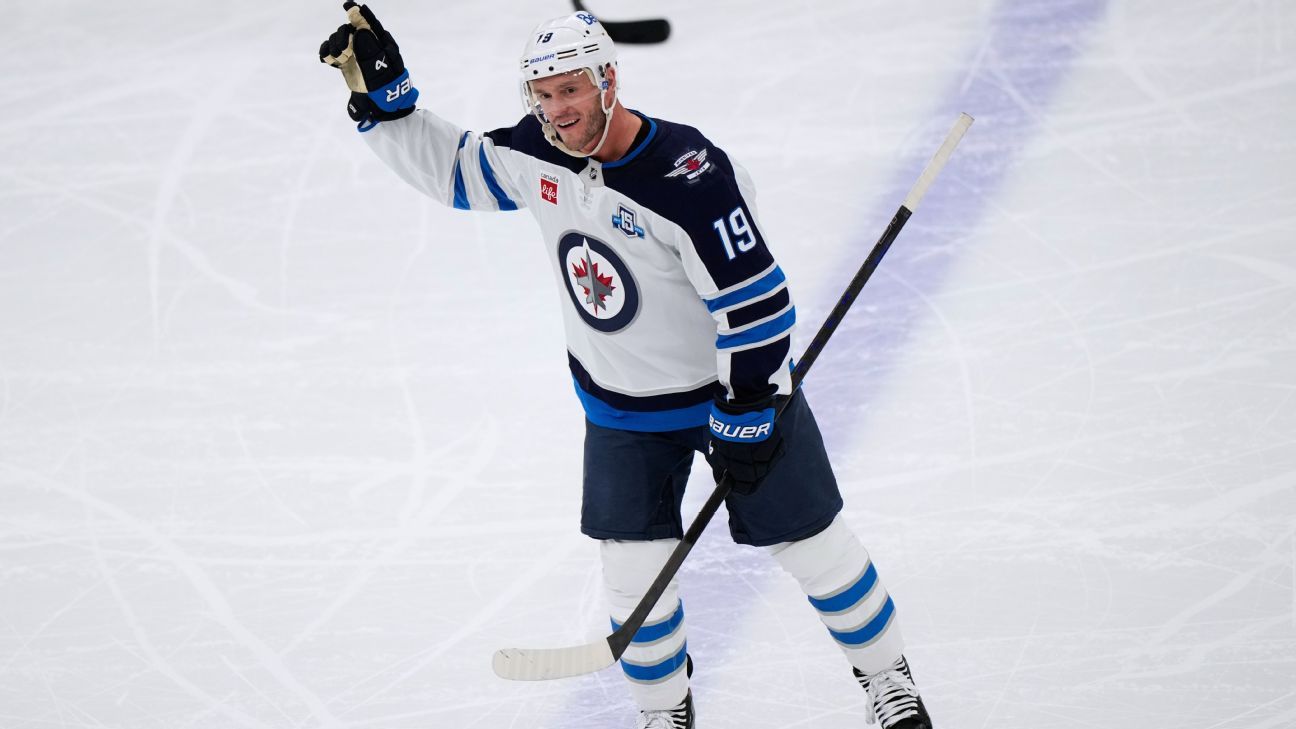 يحظى Toews بحفاوة بالغة عند عودته إلى شيكاغو